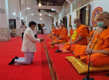 ร่วมพิธีทำบุญตักบาตรข้าวสารอาหารแห้งแด่พระสงฆ์ ... พารามิเตอร์รูปภาพ 4