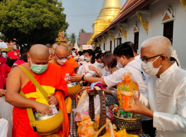 ร่วมพิธีทำบุญตักบาตรข้าวสารอาหารแห้งแด่พระสงฆ์ ... พารามิเตอร์รูปภาพ 2