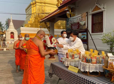 ร่วมพิธีทำบุญตักบาตรข้าวสารอาหารแห้งแด่พระสงฆ์ ... พารามิเตอร์รูปภาพ 3