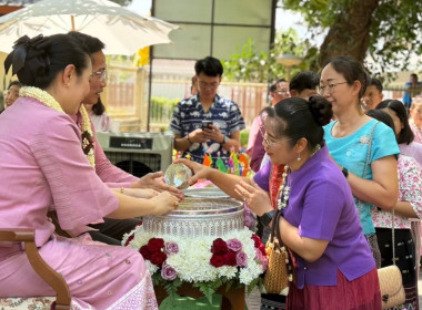 ร่วมพิธีรดน้ำดำหัวและขอพรปี๋ใหม่เมือง พารามิเตอร์รูปภาพ 6