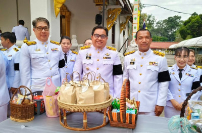 ร่วมพิธีเจริญพระพุทธมนต์และทำบุญตักบาตร ... พารามิเตอร์รูปภาพ 1